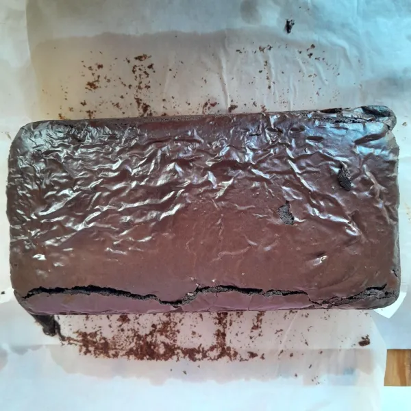 Setelah brownies matang, keluarkan dari oven. Biarkan brownies hingga mencapai suhu ruang, keluarkan dari dalam loyang.
