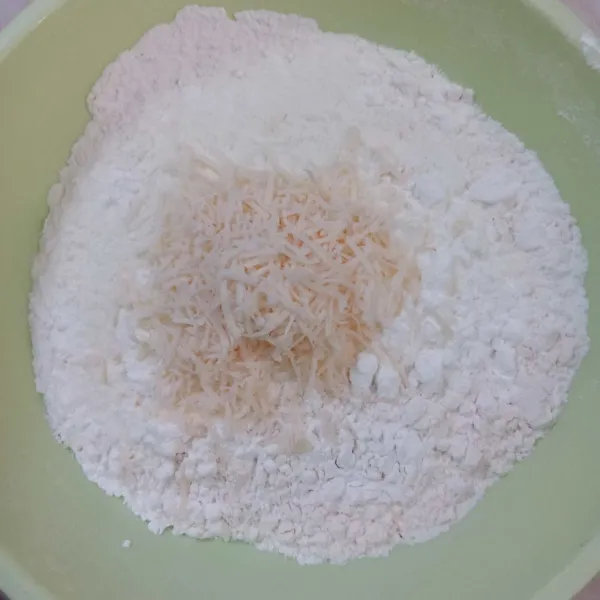 Campurkan terigu, maizena dan keju parut.