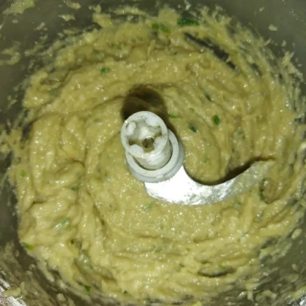 Chopper kembali hinga semua bahan halus dan tercampur rata.