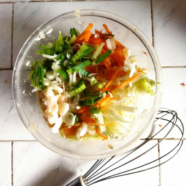 Masukkan potongan kol, wortel, ayam cincang, daun bawang, bawang putih, lada, garam, dan kaldu jamur, aduk hingga merata.
