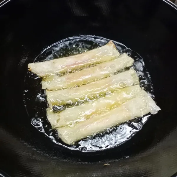 Goreng dalam minyak panas sampai kecoklatan. Gunakan api sedang saja.