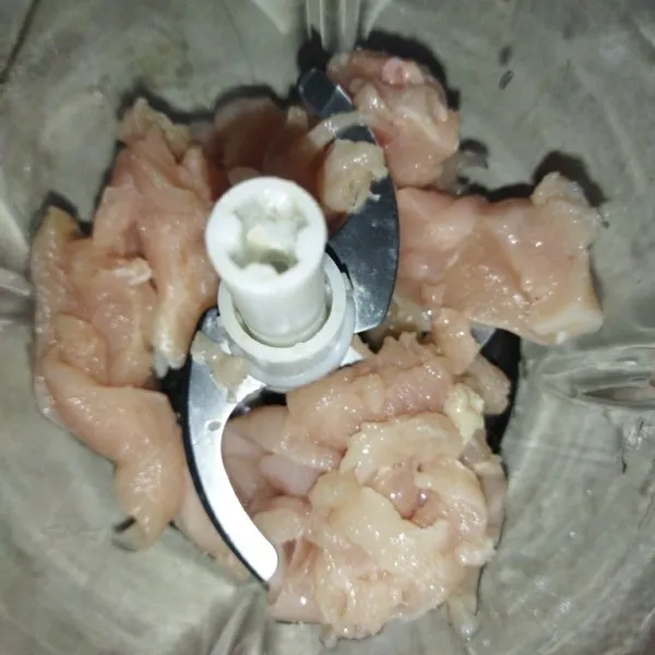 Haluskan daging ayam dengan menggunakan chopper hingga halus.