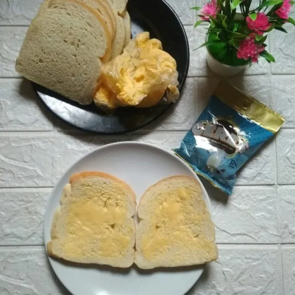 Poles roti tawar dengan margarin.