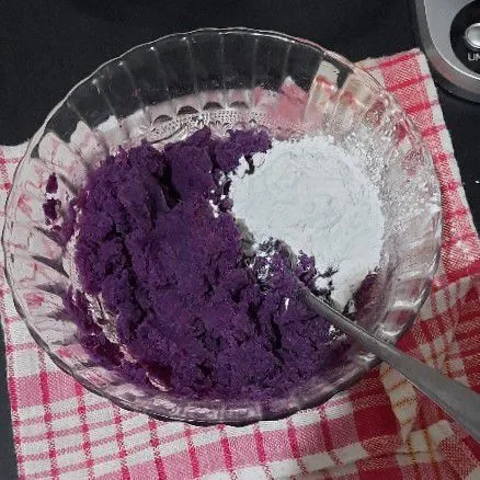 Haluskan ubi ungu, kemudian tambahkan tepung tapioka dan garam.