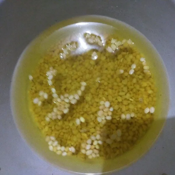 Rendam kacang hijau kupas dengan air selama kurang lebih 2 jam.