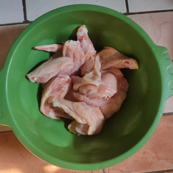 Bersihkan ayam kemudian potong sesuai selera