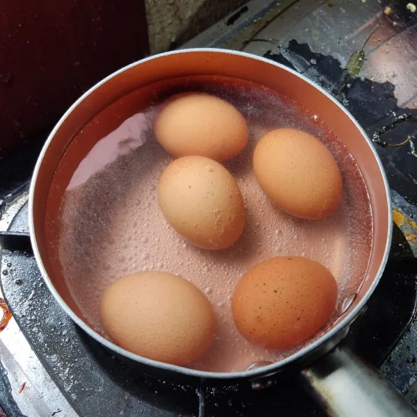 Rebus telur selama 10 menit, angkat dan kupas kulitnya.
