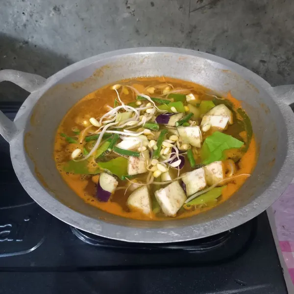 Masukkan semua sayuran kecuali kol. Masak sampai setengah matang.