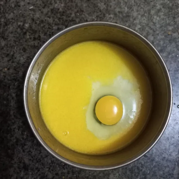 Kocok lepas telur bersama susu cair, margarin yang telah dilelehkan, vanili bubuk dan gula pasir, aduk rata.