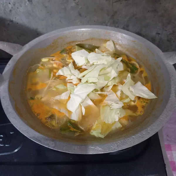 Terakhir masukkan kol dan masak sampai matang.