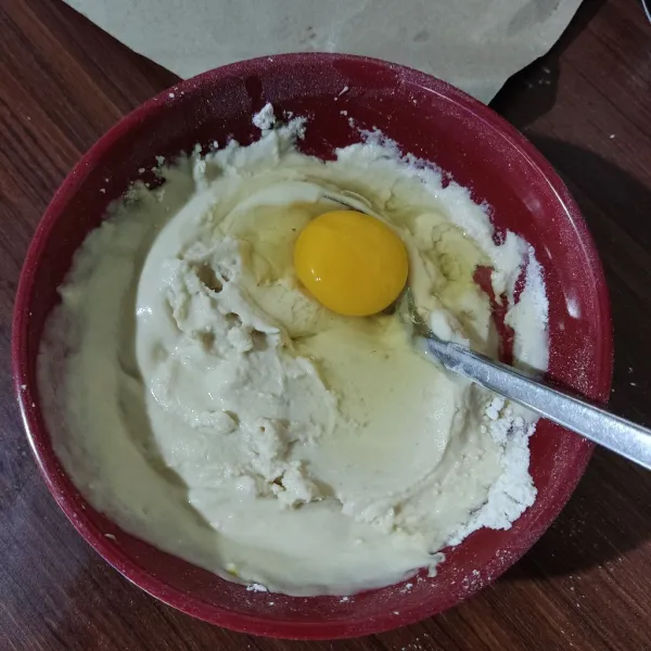 Masukkan telur, aduk rata