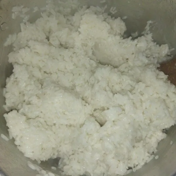 Lontong : masak beras, garam dan air hingga airnya habis, biarkan sekitar 30 menit hingga tanak, lalu bungkus nasi aron dengan daun pisang.