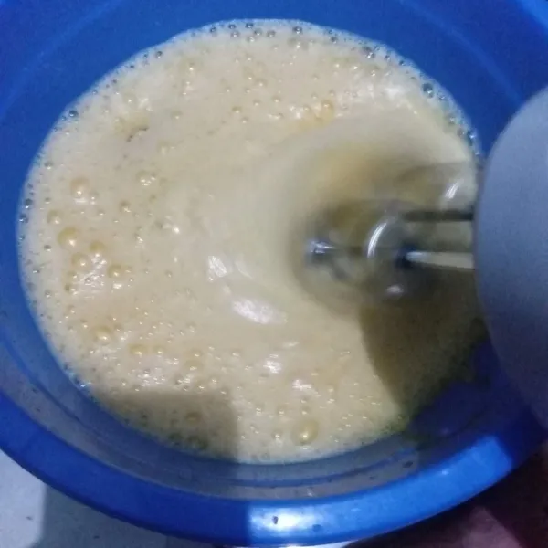 Mixer telur dilanjutkan tuangkan gula pasir. Mixer hingga mengembang.