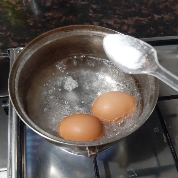 Rebus telur dan garam (bahan lain) hingga matang sekitar 10 menit. Garam digunakan agar saat merebus telur tidak pecah dan keluar telurnya