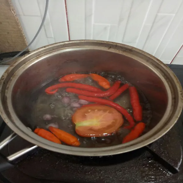 Rebus cabe, bawang dan tomat selama 5 menit.