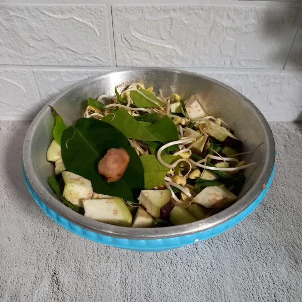 Siapkan sayur-sayuran yang sudah dipotong dan dicuci bersih.