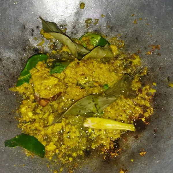 Opor ayam : haluskan bawang merah, bawang putih, ketumbar, jinten, kemiri, kunyit dan jahe, lalu tumis dengan ditambahkan daun salam, daun jeruk, serai dan lengkuas.