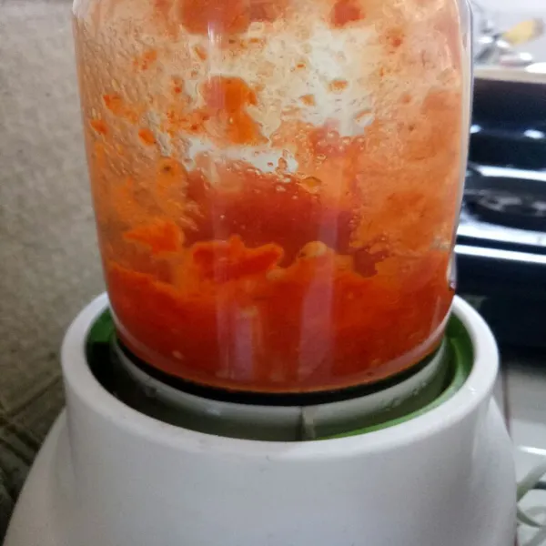 Blender cabe, bawang, tomat, dan terasi sampai halus. Tambahkan garam dan jeruk nipis.