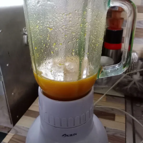 Blender labu kukus dengan air sampai halus.