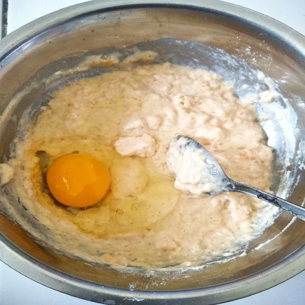 Lalu tambahkan air wortel, telur dan susu kental manis, aduk rata.