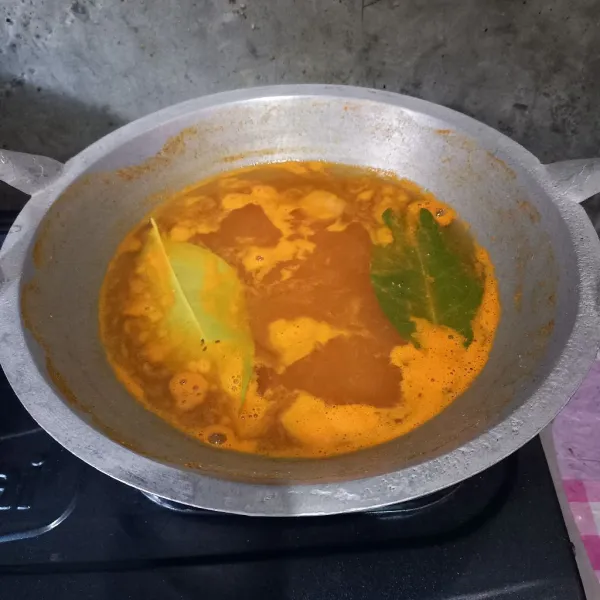 Didihkan air. Tuang bumbu halus. Masukkan lengkuas dan daun salam.