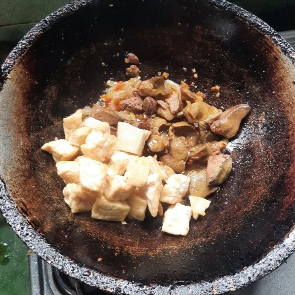 Masukan hati ampela dan tahu lalu tambahkan air, masak sampai air sedikit meresap.