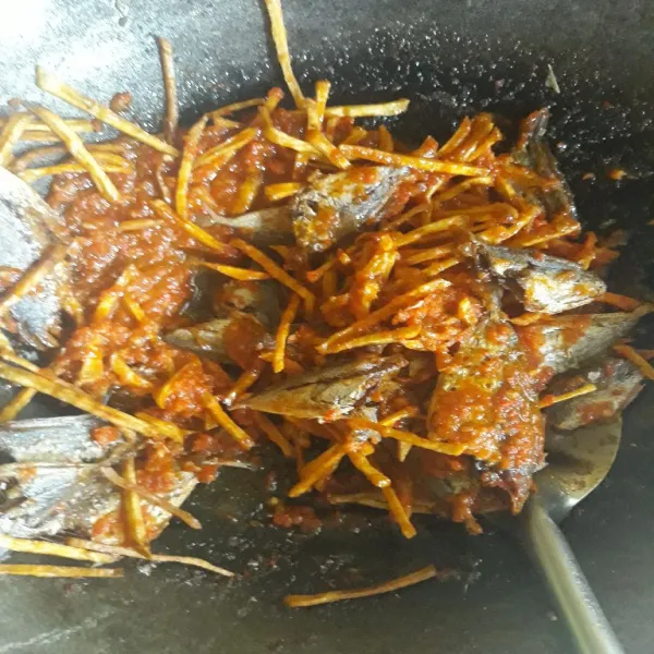 Masukkan ikan asin dan ubi goreng. Aduk merata.