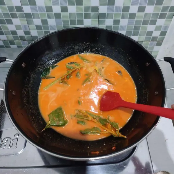 Masak sambil terus diaduk hingga kuah mendidih agar santan tidak pecah.