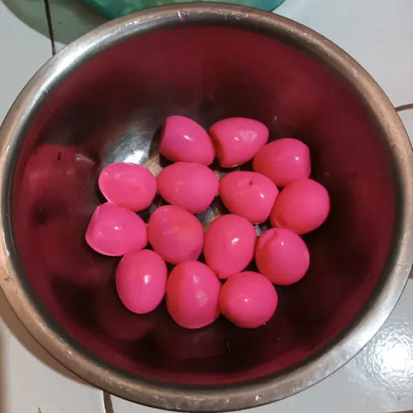 Rebus telur puyuh. Lalu kupas. Kemudian rebus kembali dengan pewarna merah kurang lebih selama 10 menit. Angkat dan tiriskan.