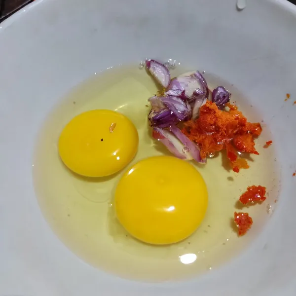 Campur telur, bawang merah, bawang putih, cabe lalu kocok lepas.
