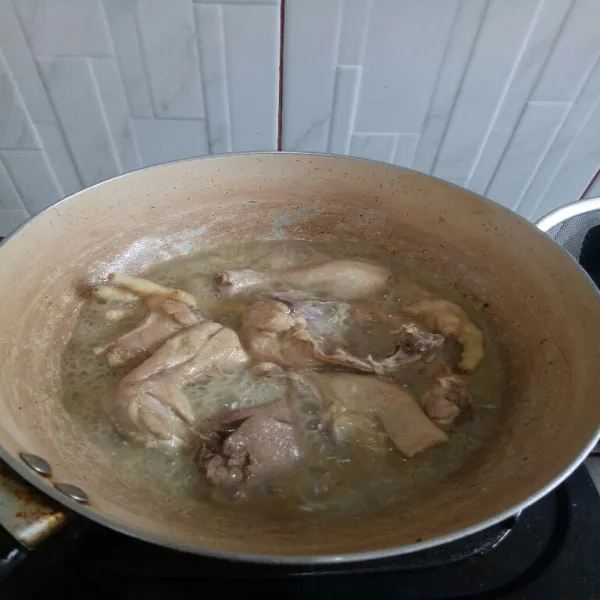 Rebus ayam dengan api kecil hingga matang dan bumbu meresap.