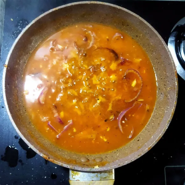 Panaskan mentega di atas frying pan, masukkan bawang dan tumis hingga harum. Masukkan saus tomat, saus sambal, air, cuka, garam, dan gula pasir.