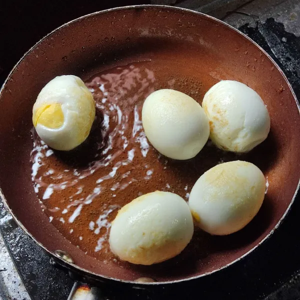 Panaskan minyak, pastikan benar-benar panas. Masukkan telur, aduk hingga kulit telur berubah kecokelatan. Angkat dan tiriskan.