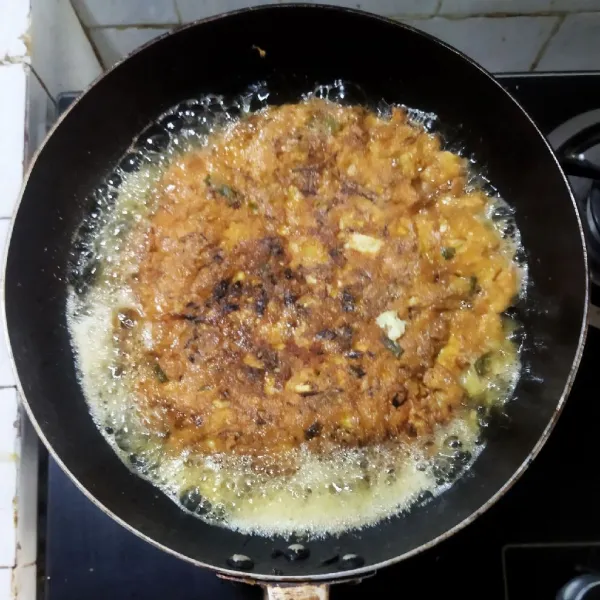 Panaskan minyak di atas wajan, goreng adonan fu yung hai hingga kecoklatan, kemudian balik dan masak kembali hingga matang dan tiriskan.