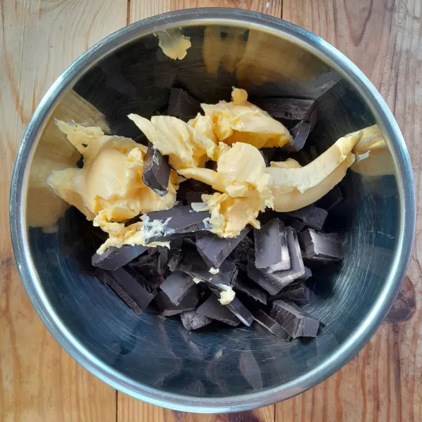 Lelehkan Bahan B (dark cooking chocolate dan margarin) dengan cara di tim, sisihkan.