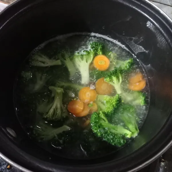 Masukkan dan masak brokoli dan wortel sampai matang, tes rasa.