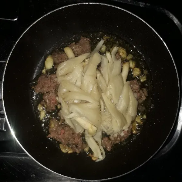 Masukkan daging cincang, aduk-aduk sampai berubah warna. Tambahkan jamur tiram lalu aduk sampai jamur tiram matang.