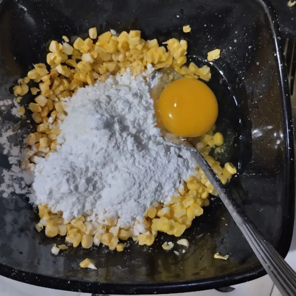 Masukkan tepung dan telur.