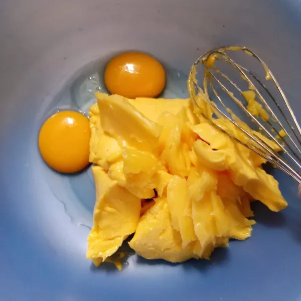 Kocok butter margarin dan kuning telur.