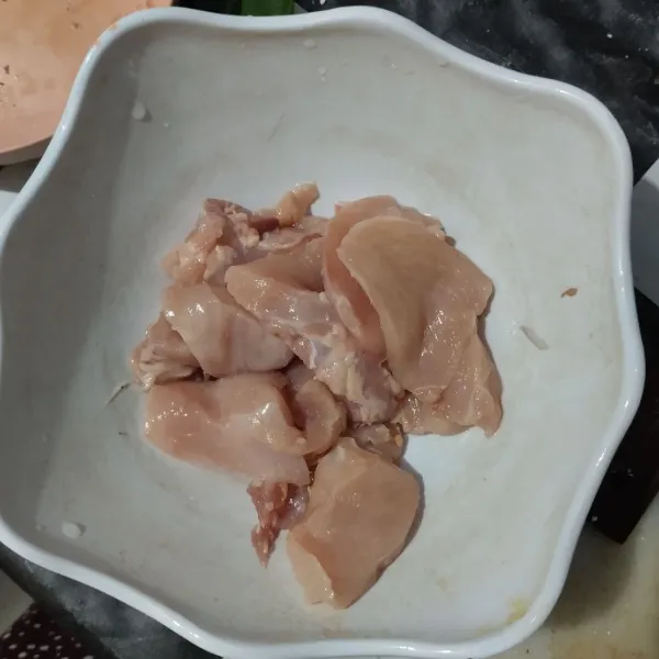 Potong ayam fillet, kucuri jeruk nipis. Diamkan 10 menit lalu bilas.