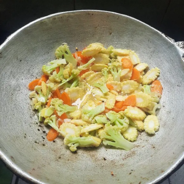 Masukan wortel, kembang kol dan baby corn lalu tambahkan sedikit air, masak sampai sayur empuk.