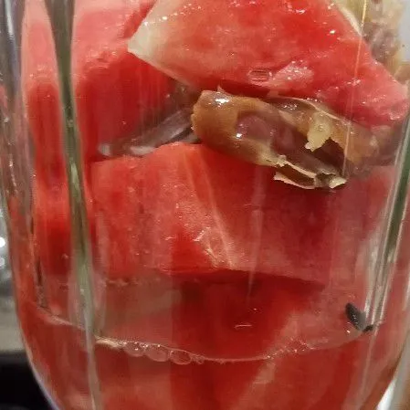 Blender semangka kurma dan sedikit air.