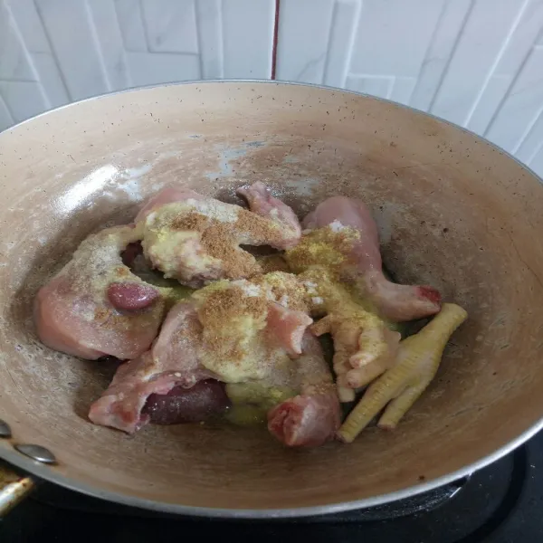 Masukkan bumbu halus ke dalam ayam lalu beri garam, pala dan merica bubuk, aduk rata.