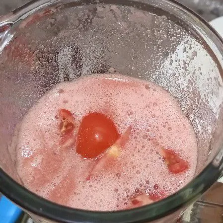Masukan tomat garam dan sisa air blender lagi.