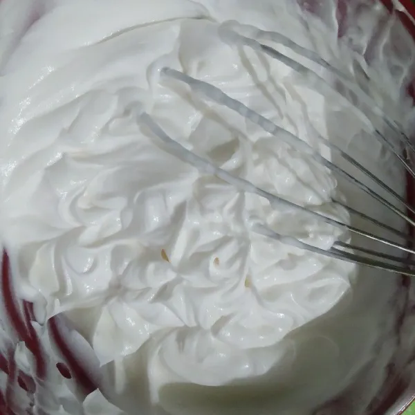 Kocok whip cream bubuk dengan air es hingga kaku, sisihkan.