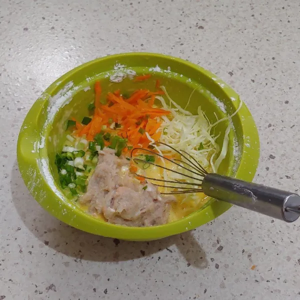 Masukkan potongan wortel, kol, ayam cincang, daun bawang, bawang putih, lada, garam, kaldu jamur, aduk hingga rata.