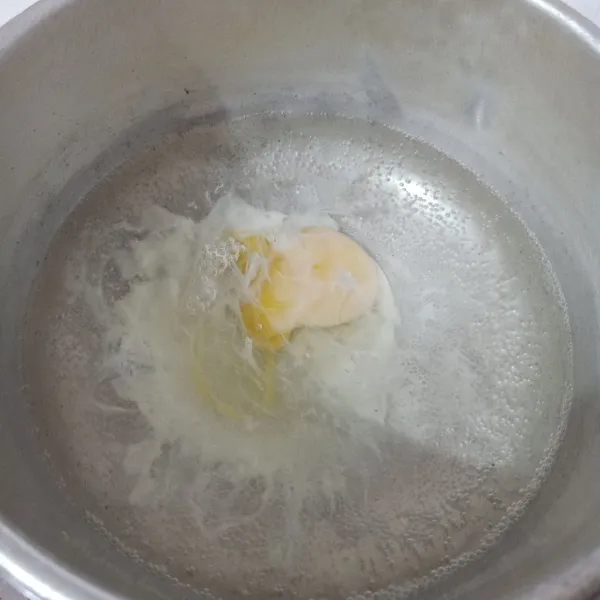 Rebus air sampai mendidih lalu masak telur sampai matang.