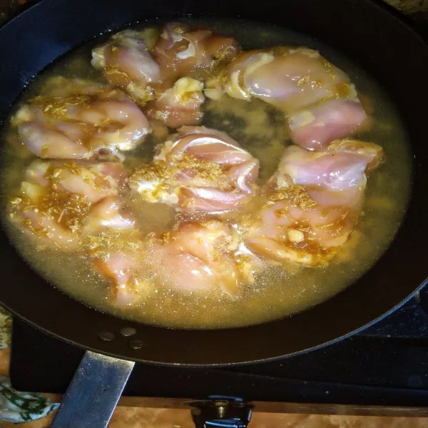 Masukkan ayam kedalam pan dan tambahkan air. Kemudian masak sampai ayam matang. Matikan api. Keluarkan ayam dari panci rebusan. Sisa air rebusan jangan di buang, untuk bahan saus.