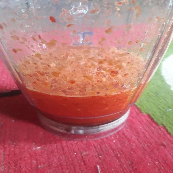 Blender bumbu sampai halus.