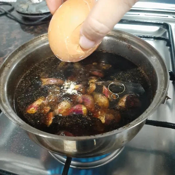 Tambahkan telur yang kulitnya telah di retakan, kemudian lanjut rebus hingga kurang lebih 60 menit. Tunggu hingga panas nya hilang dan kupas telur.